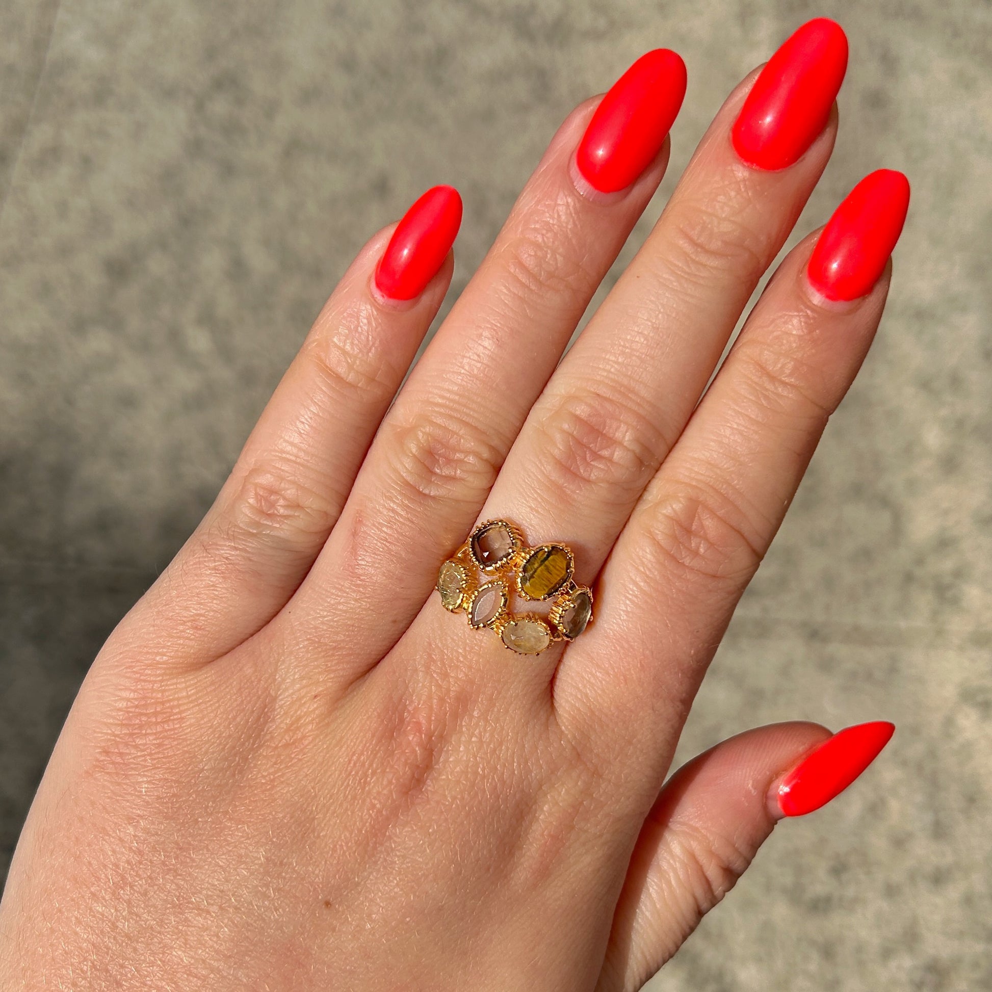 Bague grappe oeil de tigre portée femme