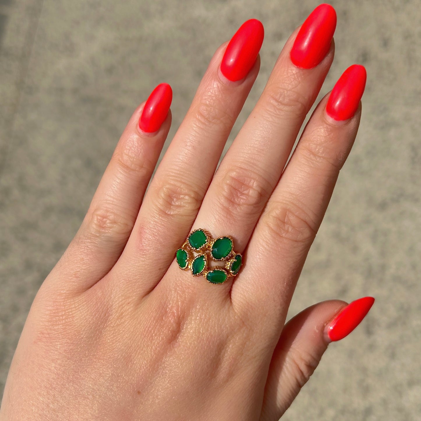 Bague grappe onyx vert portée Au Fil de Lo