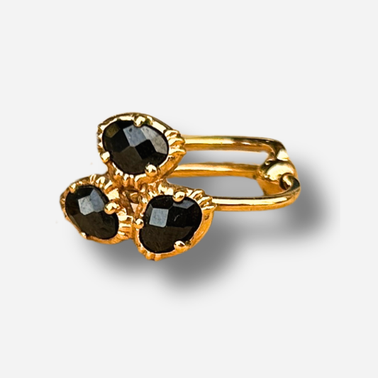 Bague grappe spinelle noire Au Fil de Lo petite bague reglable femme dorée