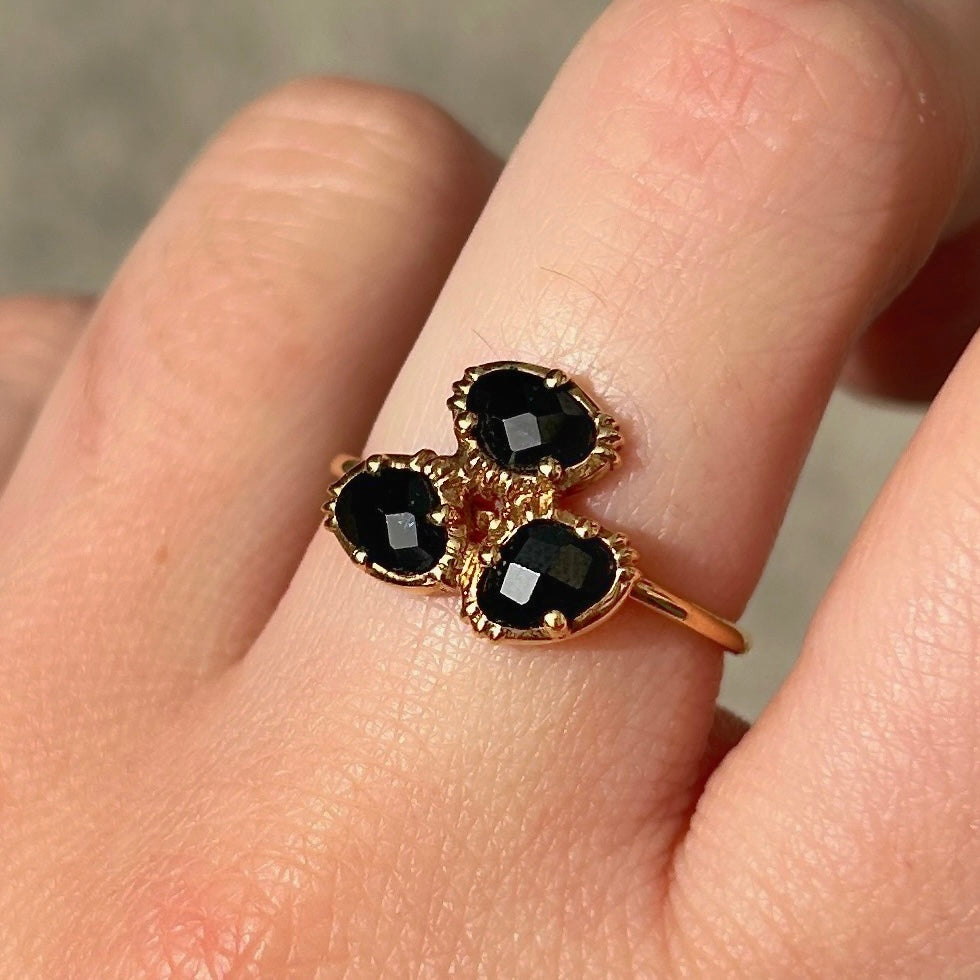 Bague fine pierre noire grappe Au Fil de Lo
