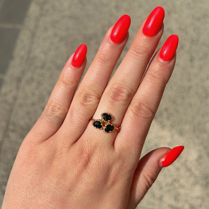 Bague grappe spinelle noire portée Au Fil de Lo