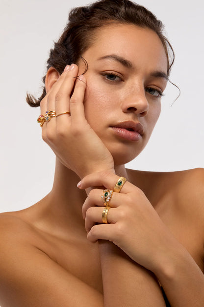 Détail pierre verte ovale et cristaux bague Green Dynasty Cuff Mya Bay