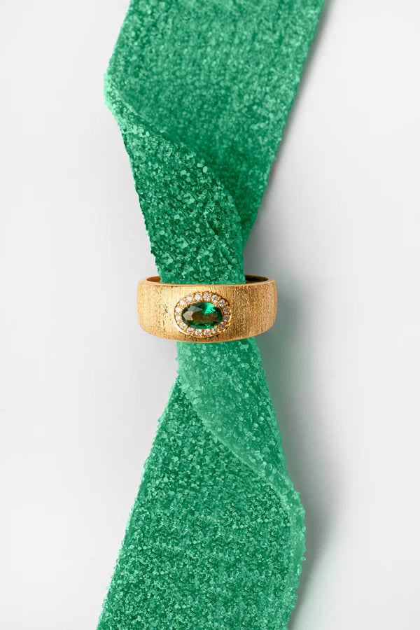 Bague Green Dynasty Cuff Mya Bay portée en accumulation