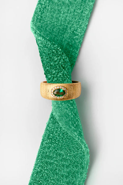 Bague Green Dynasty Cuff Mya Bay portée en accumulation