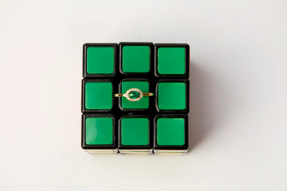 Détail de la pierre verte facettée de la bague Green Dynasty Mya Bay