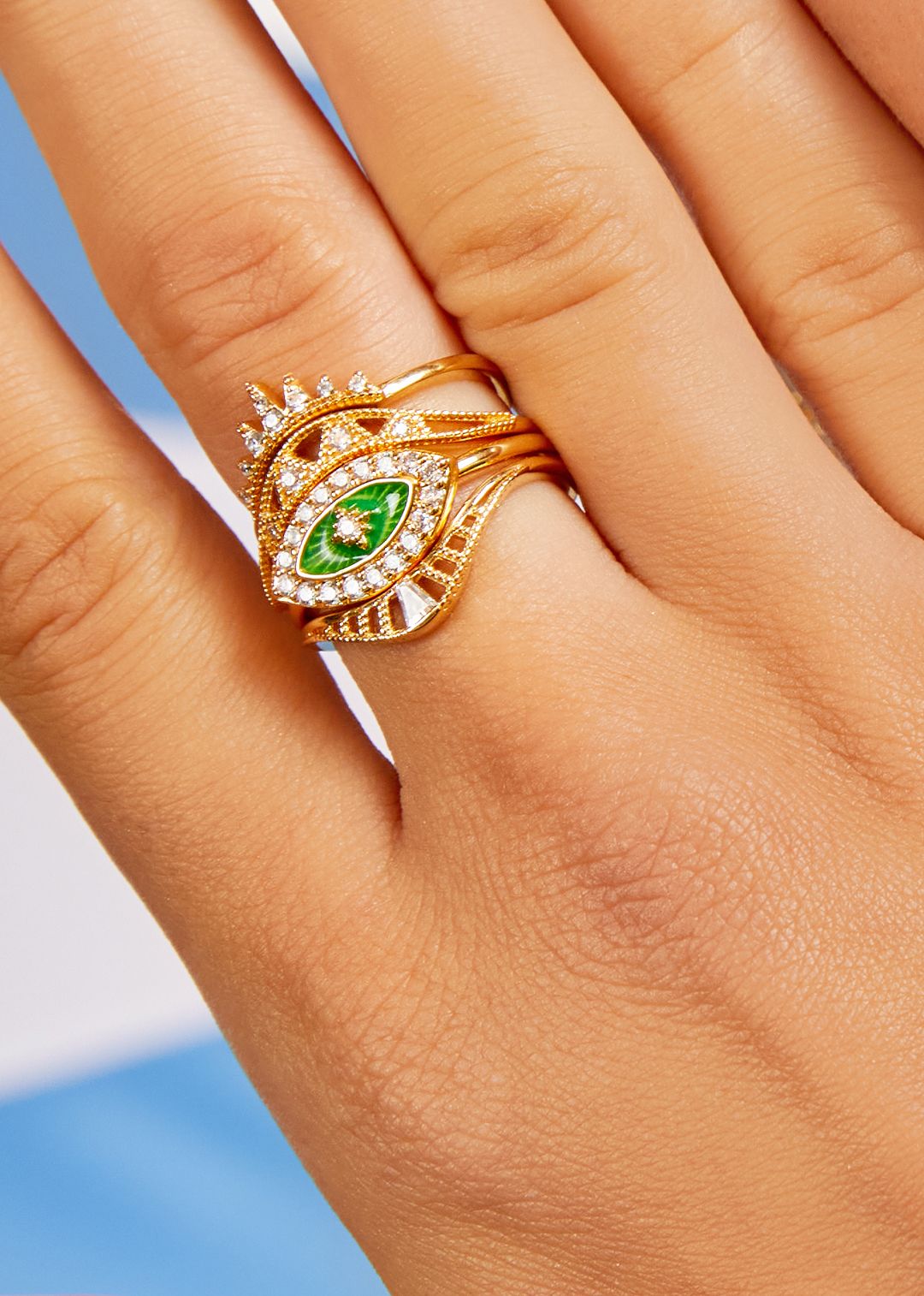 Bague Green Eye Mya Bay portée à la main