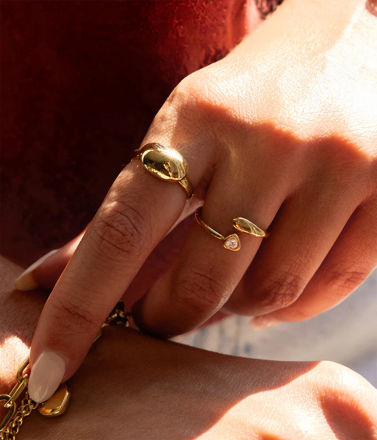 Bague Ilioss Zag portée au doigt