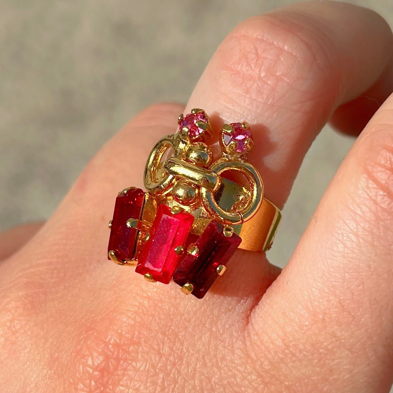 Bague Iseria Rouge portée Crézus