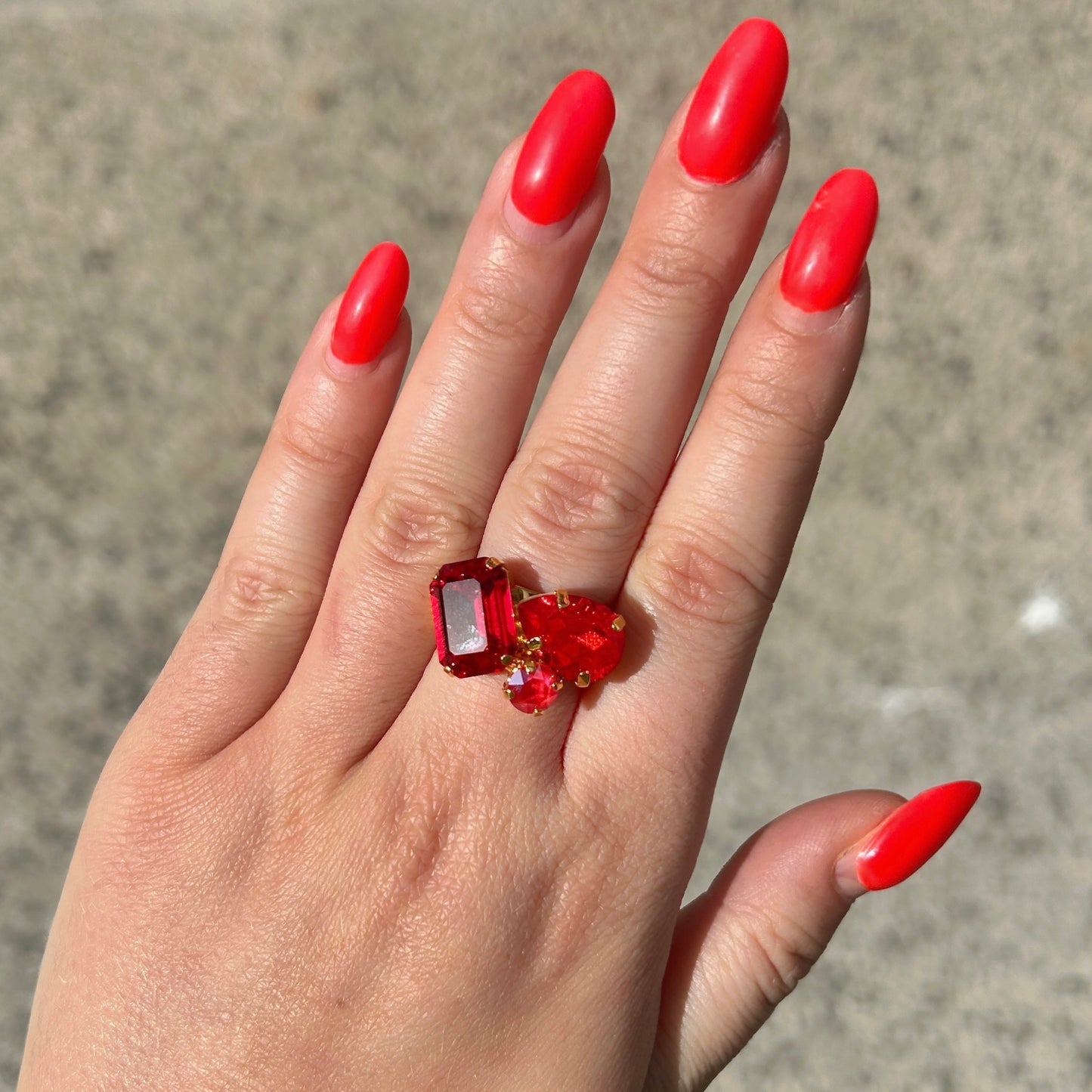 Bague Kaina Cerise Crézus pierres rouge cerise doré réglable