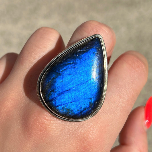 Bague labradorite goutte portée argent 925