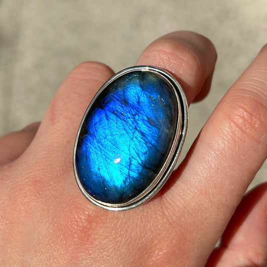 Bague labradorite portée argent 925