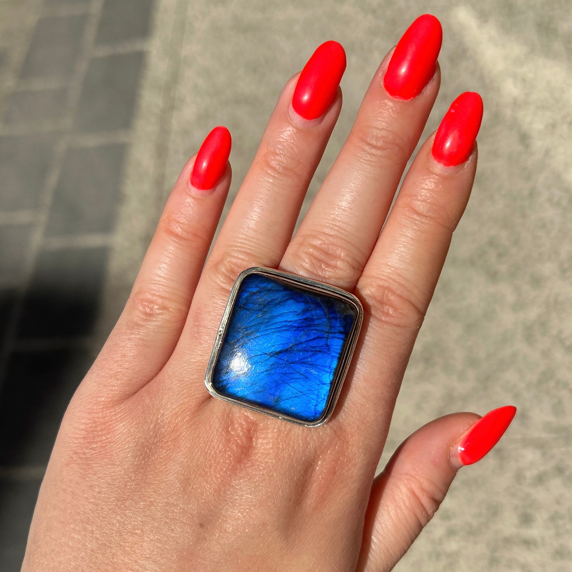 Bague labradorite bleue portée argent 925