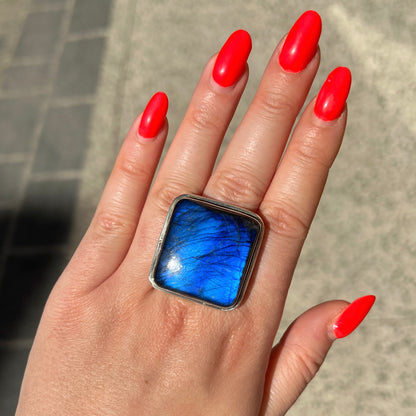 Bague labradorite bleue portée argent 925