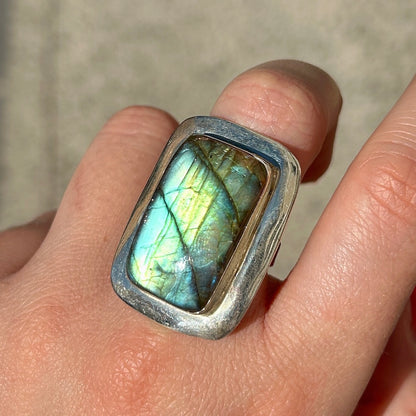 Bague labradorite reflets multicolores bleu vert doré femme