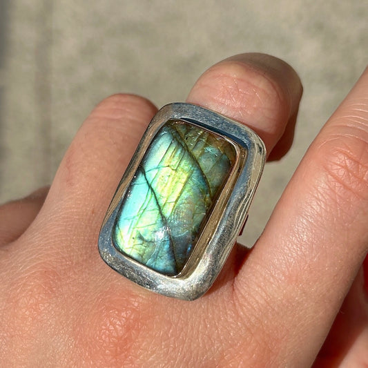 Bague labradorite reflets multicolores bleu vert doré femme