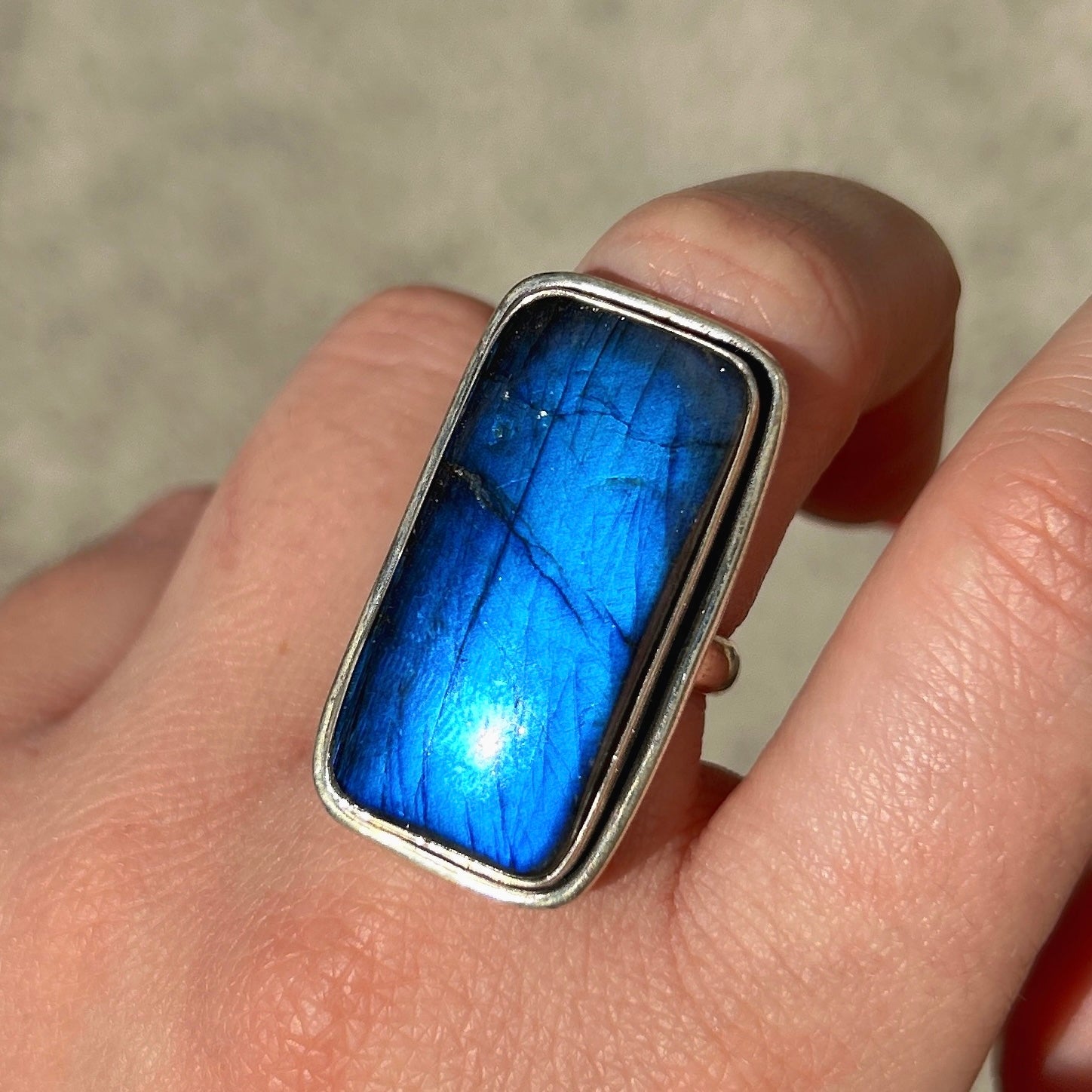 Bague labradorite bleue rectangle portée argent 925