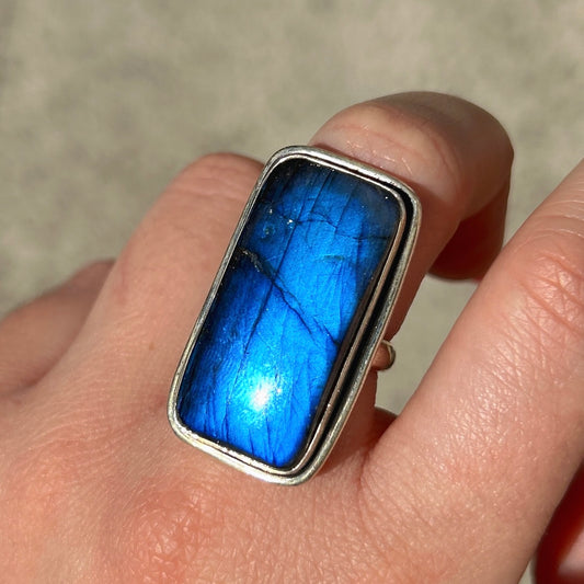 Bague labradorite bleue rectangle portée argent 925