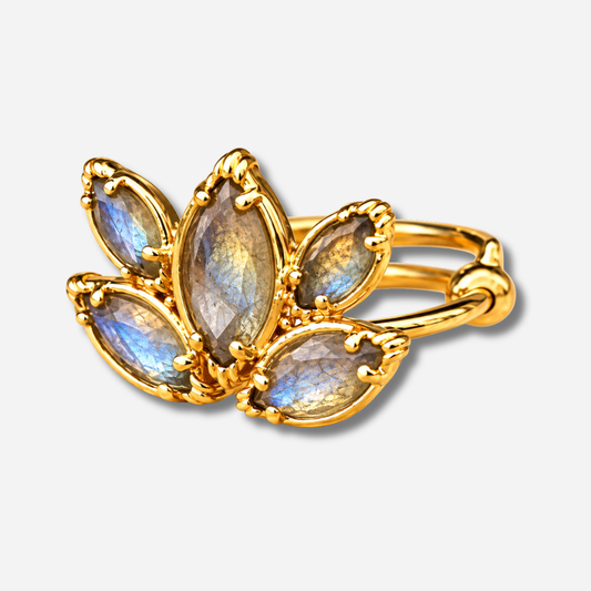 Bague Lotus Au Fil de Lo en labradorite naturelle aux reflets bleus et monture dorée – Divinity Sète