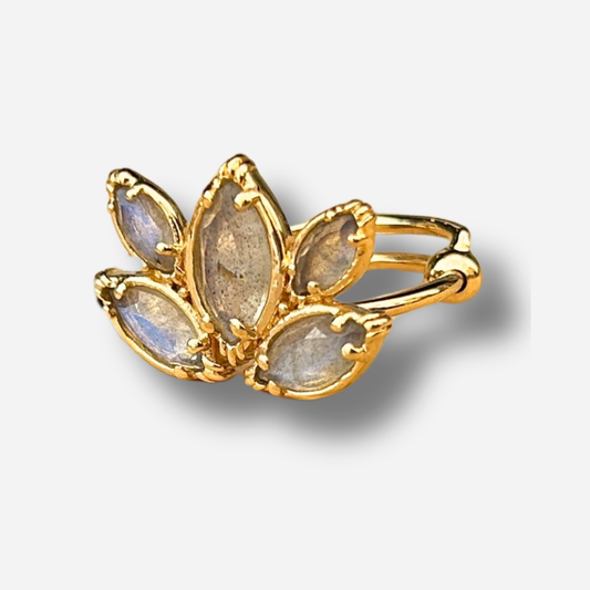 Bague lotus labradorite Au Fil de Lo pierre naturelle irisee reglable femme dorée