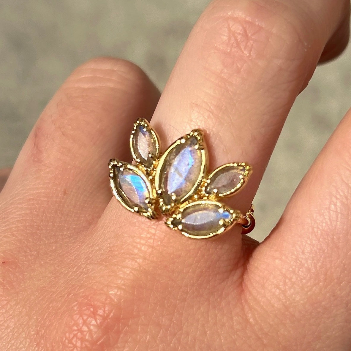 Bague portée lotus labradorite Au Fil de Lo