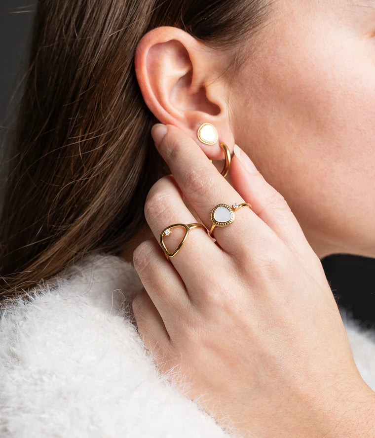 Bague Lueur Zag portée main accumulation bagues Zag