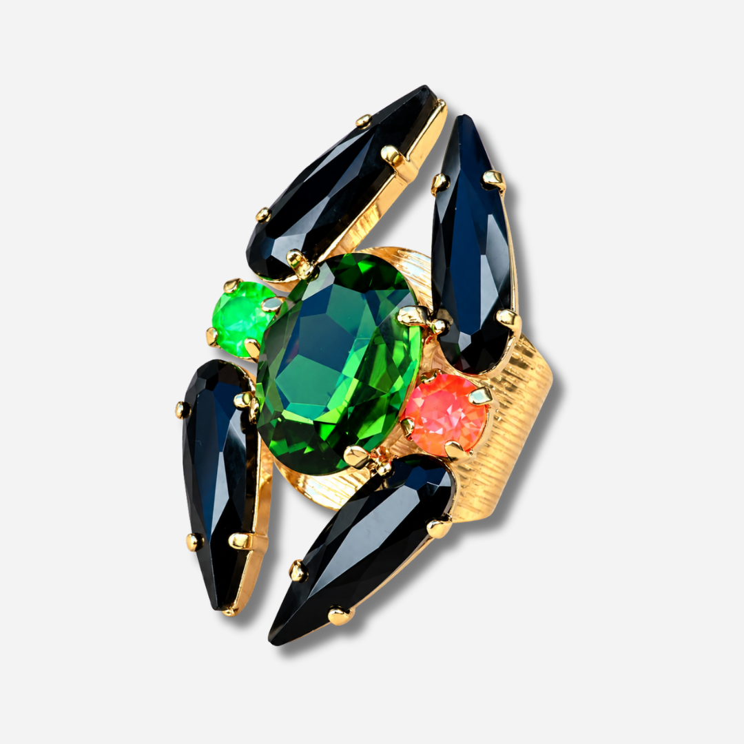 Bague réglable Lumen Fluo Crézus avec grand cristal ovale vert émeraude, quatre cristaux noirs allongés, cristaux vert fluo et orange sur monture dorée texturée.
