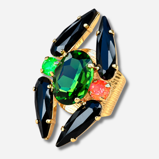 Bague réglable Lumen Fluo Crézus avec grand cristal ovale vert émeraude, quatre cristaux noirs allongés, cristaux vert fluo et orange sur monture dorée texturée.