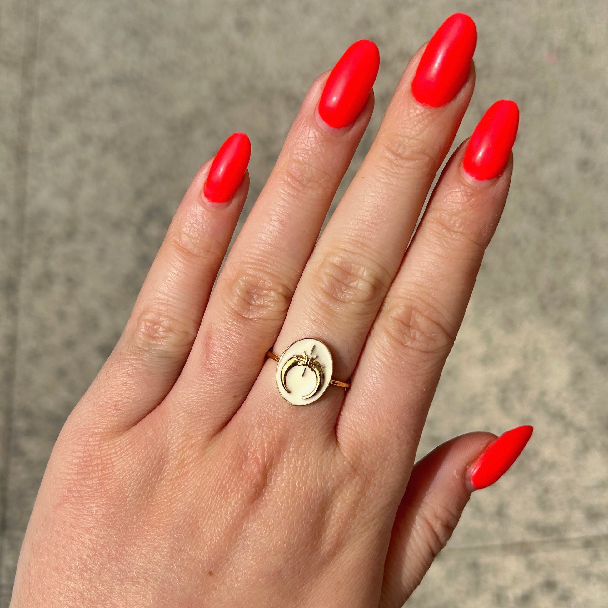 Bague lune email portée Au Fil de Lo
