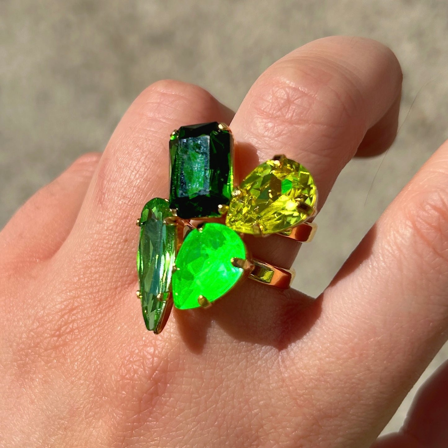 Bague colorée Crézus vert intense Divinity Sète