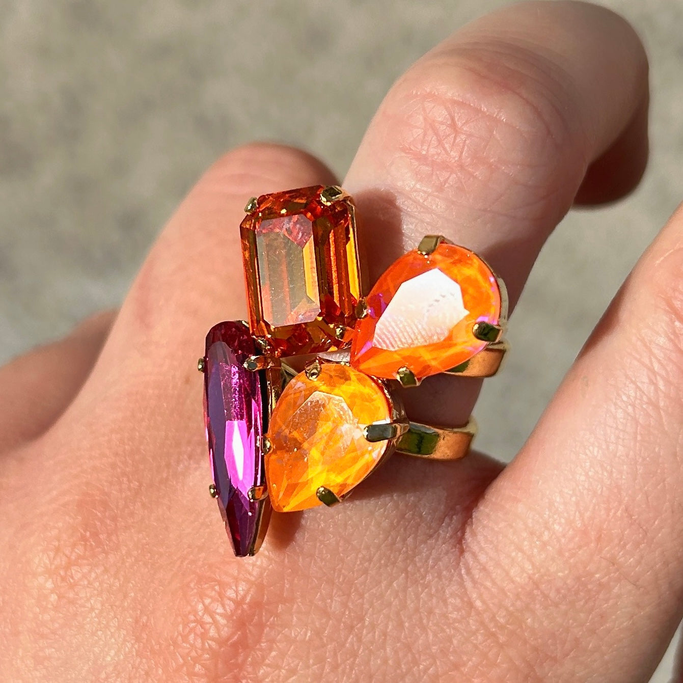 Bague Maelia Hibiscus portée Crézus