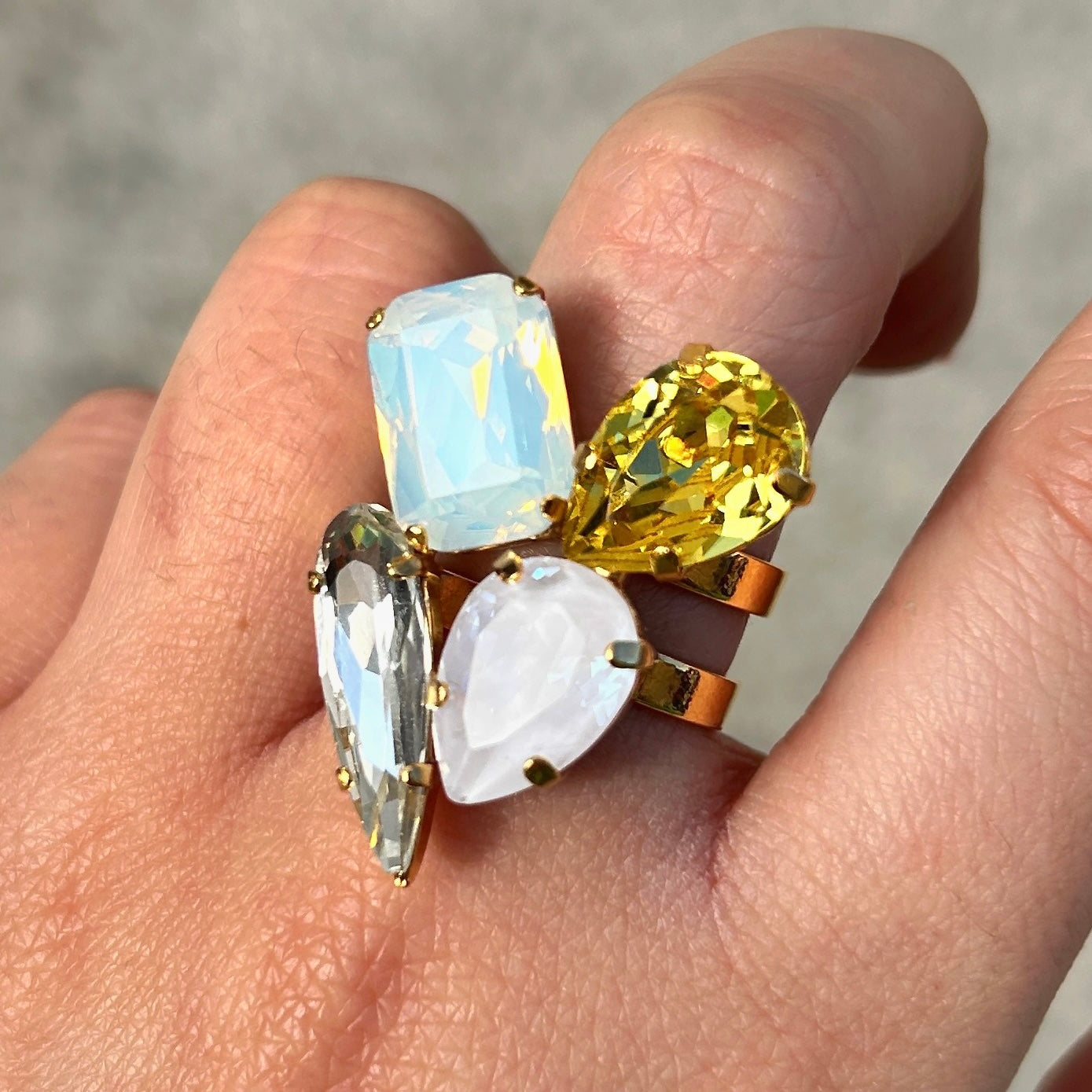 Bague Maelia Vanille portée main élégante