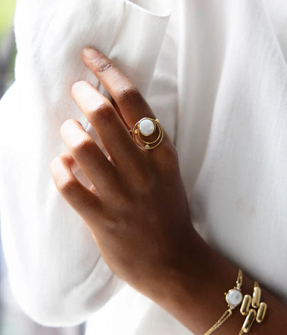 Bague Maiane Zag portée à la main