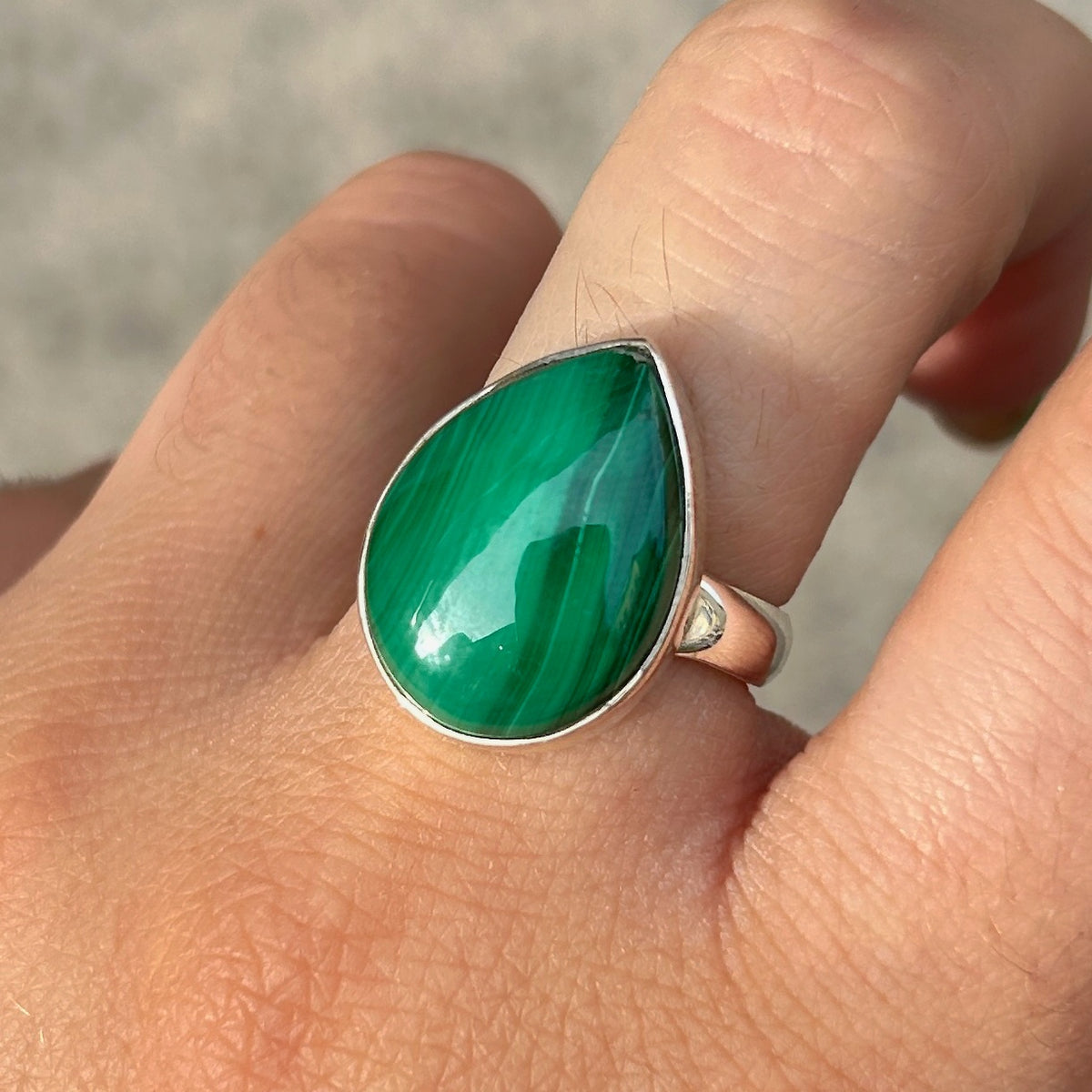 Bague Malachite Goutte XS réglable en argent 925 avec pierre naturelle verte
