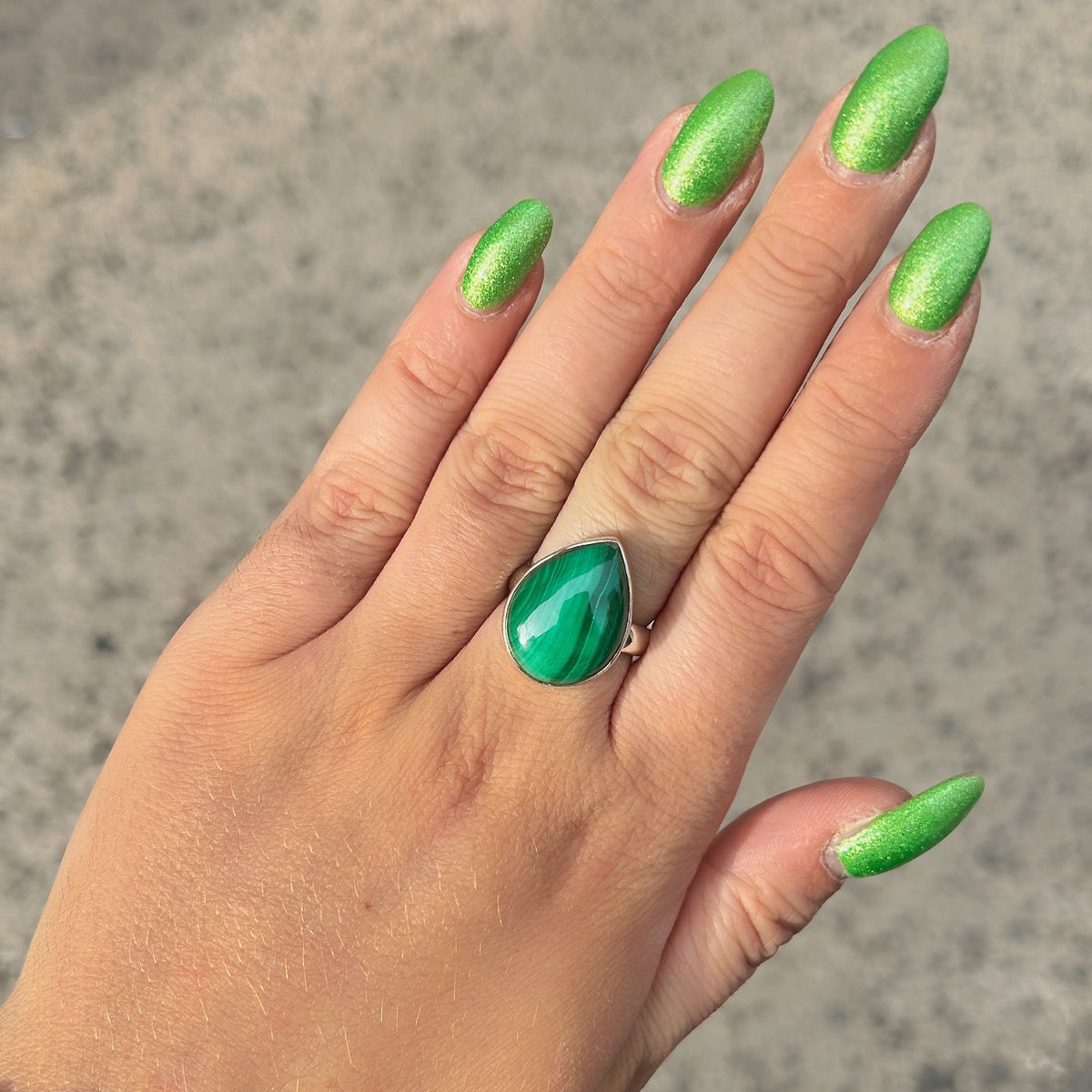 Bague Malachite Goutte XS réglable en argent 925 avec pierre naturelle verte
