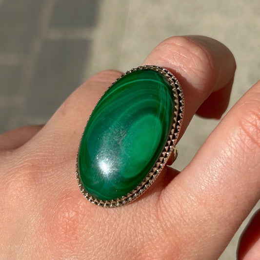 Bague malachite ovale portée contour texturé argent 925