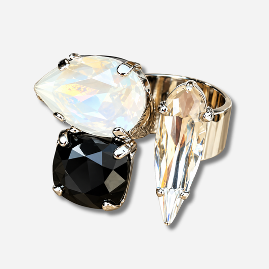 Bague Mavea Silver Crézus avec anneau large argenté et trois cristaux facettés asymétriques blanc opalescent, noir et champagne transparent.