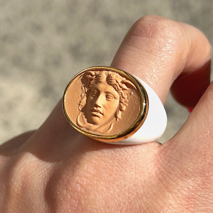 Bague Medusa beige blanc portée Grandtour Collection