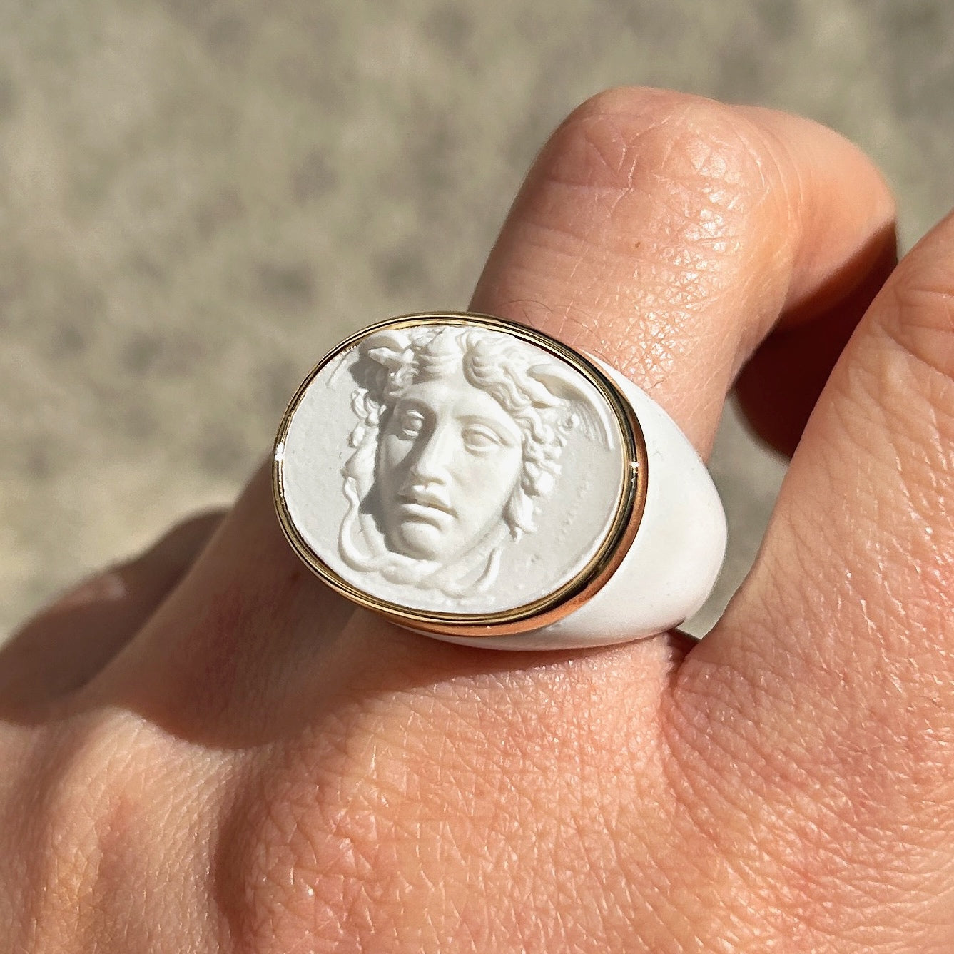 Bague visage Medusa blanc contour doré