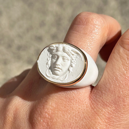 Bague visage Medusa blanc contour doré