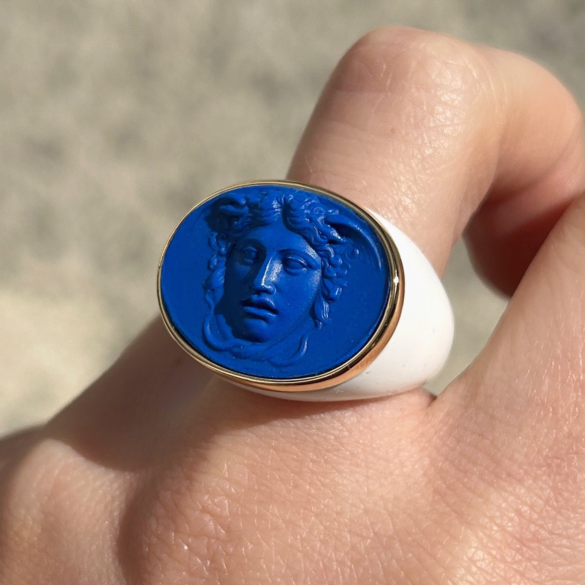 Bague visage Medusa bleu intense monture blanche