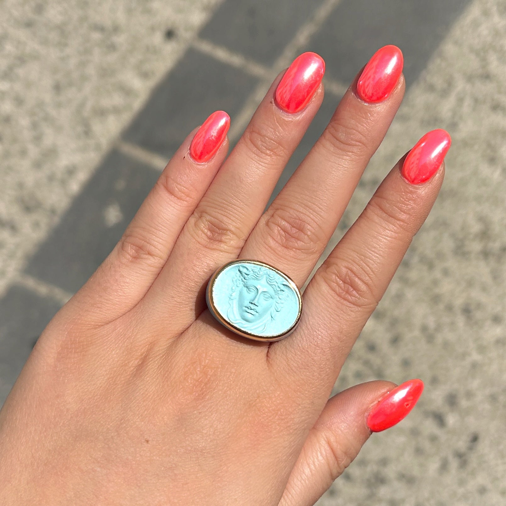 Bague Medusa bleu ciel portée Grandtour Collection