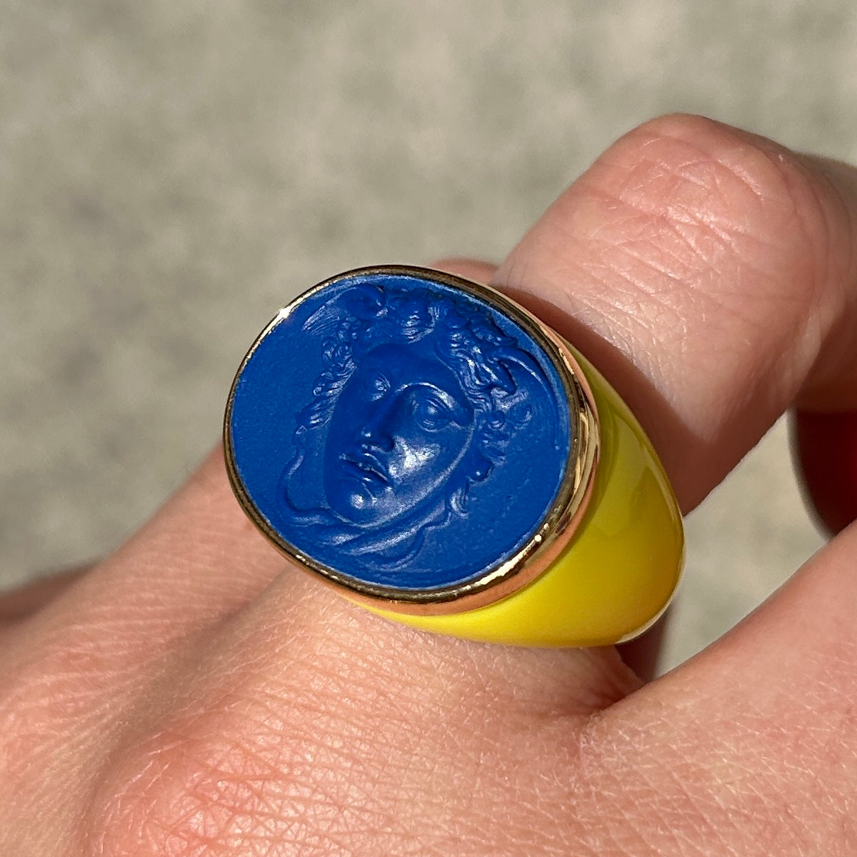 Bague résine jaune et camée bleu femme