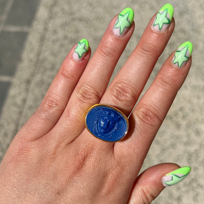 Bague Medusa colorée portée Grandtour Collection