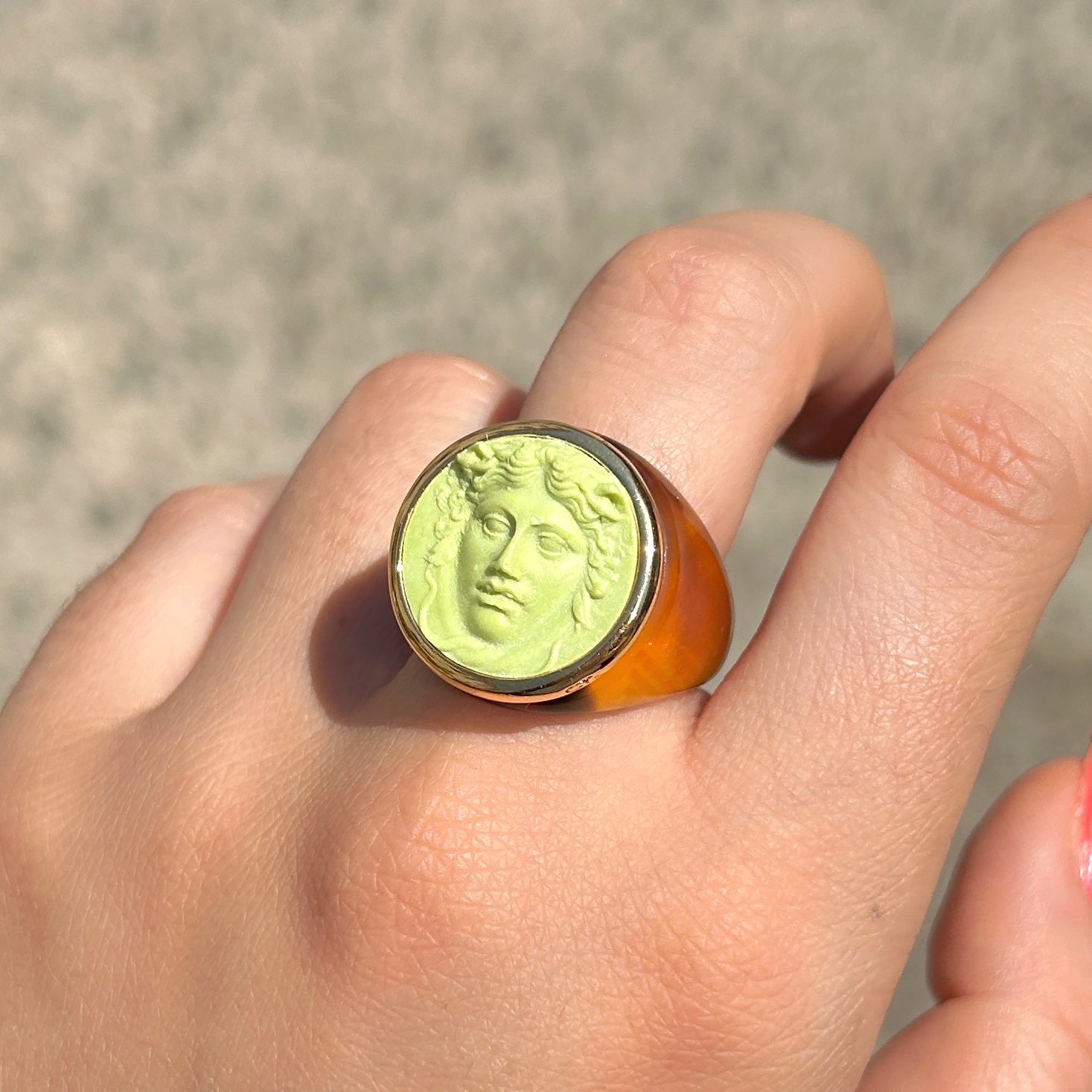 bague-medusa-marronpistache-grandtourcollection-divinity-sete