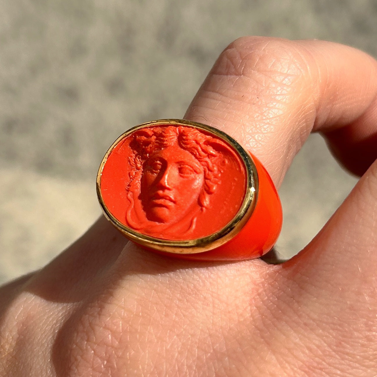 Bague Medusa orange portée Grandtour Collection