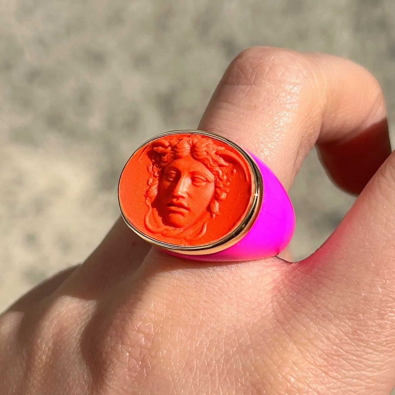 Bague visage Medusa orange fuchsia Grandtour Collection
