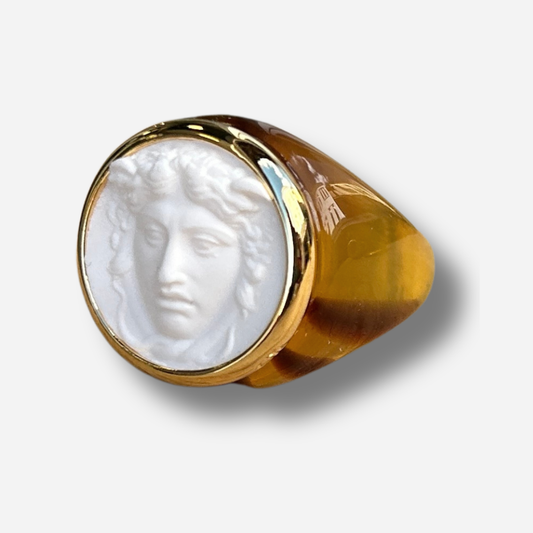 Bague Médusa ronde blanc marron Grandtour Collection visage relief doré effet écaille