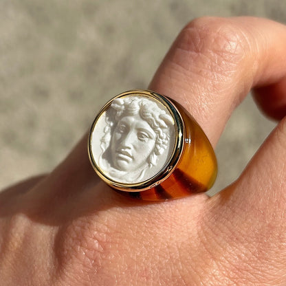 Bague Medusa ronde blanche effet écaille marron Grandtour Collection