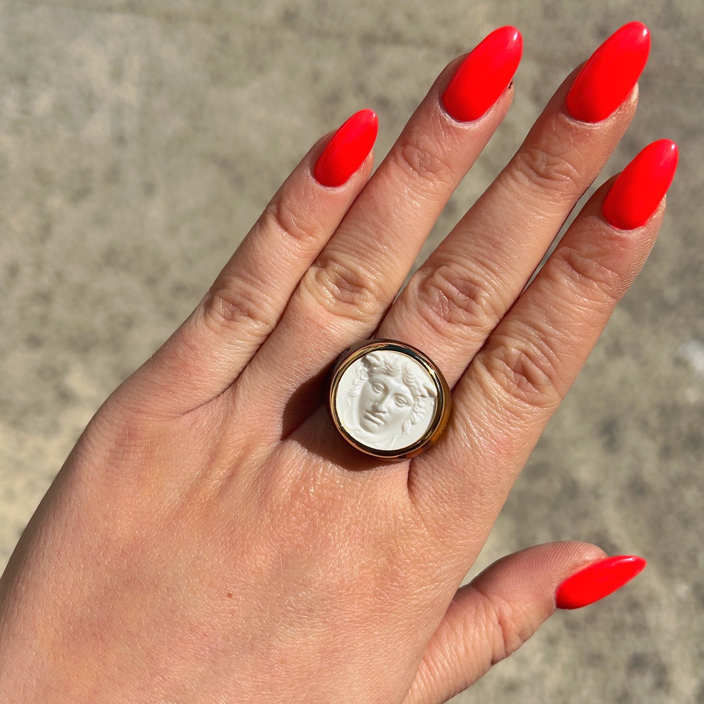 Bague Medusa blanc marron doré style naturel femme