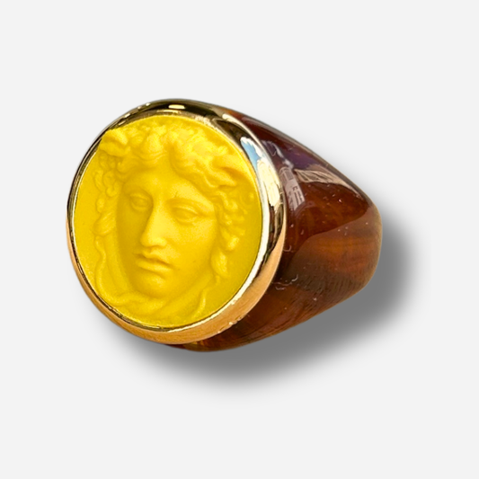 Bague Médusa ronde jaune marron Grandtour Collection visage relief jaune doré effet écaille